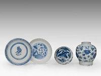 A chinese blue and white shipwreck 'cat' and an 'egret' small saucer, a 'scrolling lotus' jar, a 'crane' box and cover, ming dynasty, tallest h 11 cm - afbeelding 6 van  13