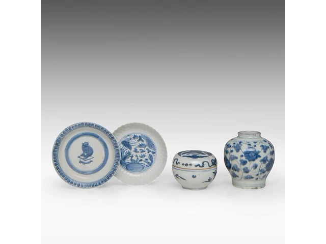 A chinese blue and white shipwreck 'cat' and an 'egret' small saucer, a 'scrolling lotus' jar, a 'crane' box and cover, ming dynasty, tallest h 11 cm - afbeelding 7 van  13
