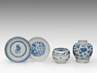 A chinese blue and white shipwreck 'cat' and an 'egret' small saucer, a 'scrolling lotus' jar, a 'crane' box and cover, ming dynasty, tallest h 11 cm - afbeelding 7 van  13