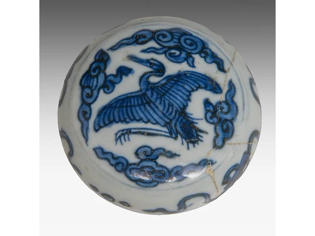 A chinese blue and white shipwreck 'cat' and an 'egret' small saucer, a 'scrolling lotus' jar, a 'crane' box and cover, ming dynasty, tallest h 11 cm - afbeelding 8 van  13