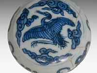 A chinese blue and white shipwreck 'cat' and an 'egret' small saucer, a 'scrolling lotus' jar, a 'crane' box and cover, ming dynasty, tallest h 11 cm - afbeelding 8 van  13