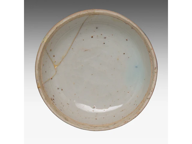 A chinese blue and white shipwreck 'cat' and an 'egret' small saucer, a 'scrolling lotus' jar, a 'crane' box and cover, ming dynasty, tallest h 11 cm - afbeelding 9 van  13