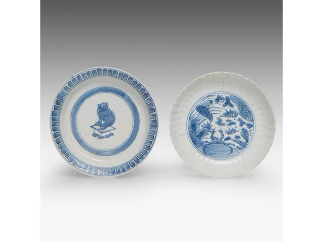 A chinese blue and white shipwreck 'cat' and an 'egret' small saucer, a 'scrolling lotus' jar, a 'crane' box and cover, ming dynasty, tallest h 11 cm - afbeelding 10 van  13