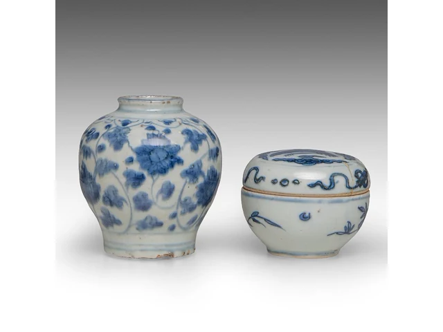 A chinese blue and white shipwreck 'cat' and an 'egret' small saucer, a 'scrolling lotus' jar, a 'crane' box and cover, ming dynasty, tallest h 11 cm - afbeelding 12 van  13