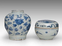A chinese blue and white shipwreck 'cat' and an 'egret' small saucer, a 'scrolling lotus' jar, a 'crane' box and cover, ming dynasty, tallest h 11 cm - afbeelding 12 van  13