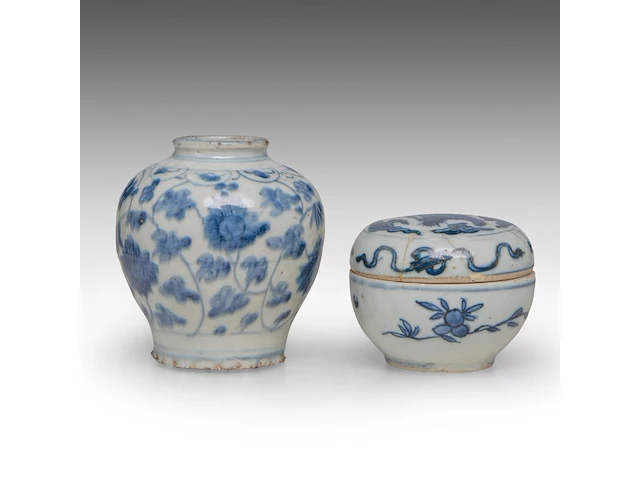 A chinese blue and white shipwreck 'cat' and an 'egret' small saucer, a 'scrolling lotus' jar, a 'crane' box and cover, ming dynasty, tallest h 11 cm - afbeelding 13 van  13