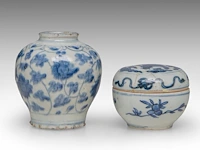 A chinese blue and white shipwreck 'cat' and an 'egret' small saucer, a 'scrolling lotus' jar, a 'crane' box and cover, ming dynasty, tallest h 11 cm - afbeelding 13 van  13