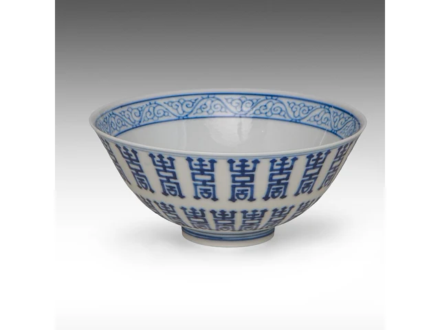 A chinese blue and white 'shou' bowl, with a xuantong mark, ø 11,8 - h 5,2 cm - afbeelding 1 van  7