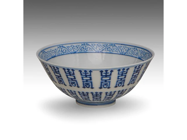 A chinese blue and white 'shou' bowl, with a xuantong mark, ø 11,8 - h 5,2 cm - afbeelding 2 van  7