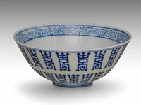 A chinese blue and white 'shou' bowl, with a xuantong mark, ø 11,8 - h 5,2 cm - afbeelding 2 van  7