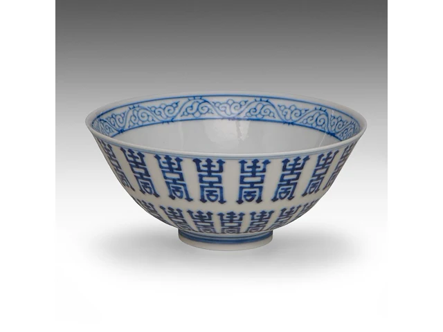 A chinese blue and white 'shou' bowl, with a xuantong mark, ø 11,8 - h 5,2 cm - afbeelding 3 van  7