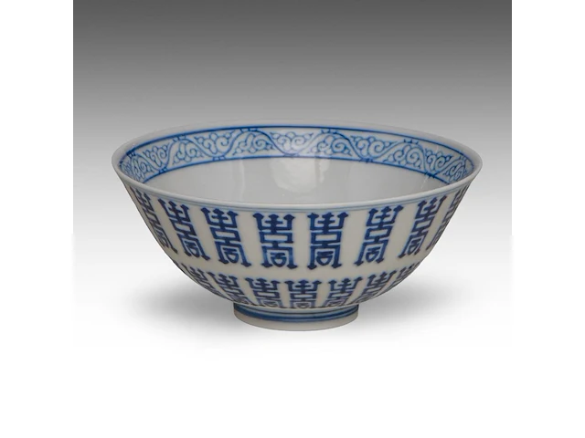 A chinese blue and white 'shou' bowl, with a xuantong mark, ø 11,8 - h 5,2 cm - afbeelding 4 van  7