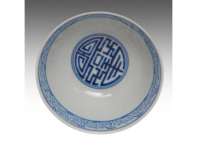 A chinese blue and white 'shou' bowl, with a xuantong mark, ø 11,8 - h 5,2 cm - afbeelding 5 van  7