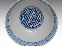 A chinese blue and white 'shou' bowl, with a xuantong mark, ø 11,8 - h 5,2 cm - afbeelding 5 van  7