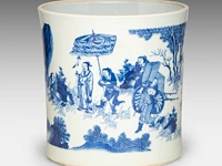 A chinese blue and white 'travelling party' brush pot, incl. inscriptions, transitional, h 22 cm