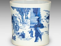 A chinese blue and white 'travelling party' brush pot, incl. inscriptions, transitional, h 22 cm - afbeelding 2 van  6