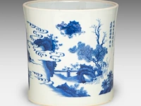 A chinese blue and white 'travelling party' brush pot, incl. inscriptions, transitional, h 22 cm - afbeelding 3 van  6
