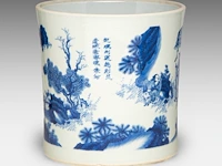 A chinese blue and white 'travelling party' brush pot, incl. inscriptions, transitional, h 22 cm - afbeelding 4 van  6