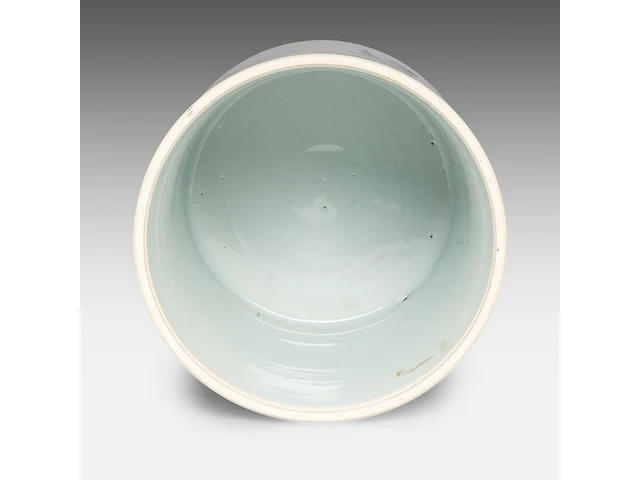 A chinese blue and white 'travelling party' brush pot, incl. inscriptions, transitional, h 22 cm - afbeelding 5 van  6