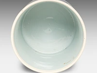 A chinese blue and white 'travelling party' brush pot, incl. inscriptions, transitional, h 22 cm - afbeelding 5 van  6