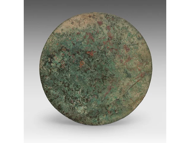 A chinese bronze 'mythical animals' mirror, with inscription, presumably han, ø 12 cm - afbeelding 2 van  3