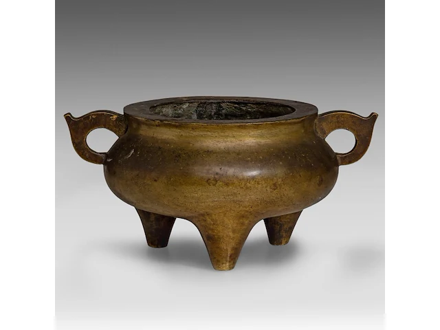 A chinese bronze tripod censer, flanked by loop handles, with a jin zhi mark, h 10,5 - l 21,5 cm - weight about 1863g - afbeelding 1 van  7