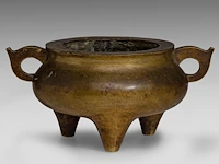 A chinese bronze tripod censer, flanked by loop handles, with a jin zhi mark, h 10,5 - l 21,5 cm - weight about 1863g