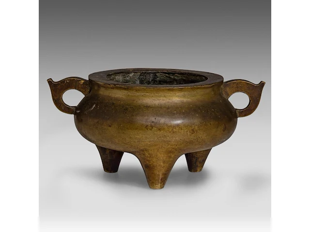 A chinese bronze tripod censer, flanked by loop handles, with a jin zhi mark, h 10,5 - l 21,5 cm - weight about 1863g - afbeelding 2 van  7
