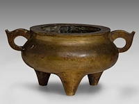 A chinese bronze tripod censer, flanked by loop handles, with a jin zhi mark, h 10,5 - l 21,5 cm - weight about 1863g - afbeelding 2 van  7
