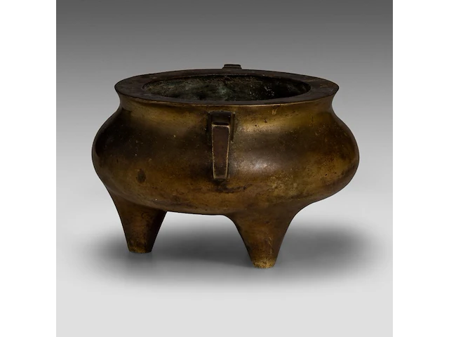 A chinese bronze tripod censer, flanked by loop handles, with a jin zhi mark, h 10,5 - l 21,5 cm - weight about 1863g - afbeelding 3 van  7