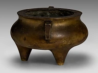A chinese bronze tripod censer, flanked by loop handles, with a jin zhi mark, h 10,5 - l 21,5 cm - weight about 1863g - afbeelding 3 van  7