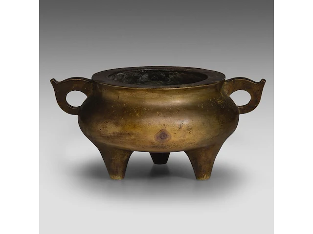 A chinese bronze tripod censer, flanked by loop handles, with a jin zhi mark, h 10,5 - l 21,5 cm - weight about 1863g - afbeelding 4 van  7