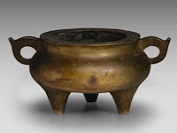 A chinese bronze tripod censer, flanked by loop handles, with a jin zhi mark, h 10,5 - l 21,5 cm - weight about 1863g - afbeelding 4 van  7