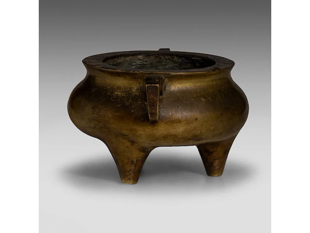 A chinese bronze tripod censer, flanked by loop handles, with a jin zhi mark, h 10,5 - l 21,5 cm - weight about 1863g - afbeelding 5 van  7