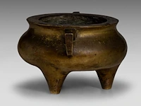 A chinese bronze tripod censer, flanked by loop handles, with a jin zhi mark, h 10,5 - l 21,5 cm - weight about 1863g - afbeelding 5 van  7