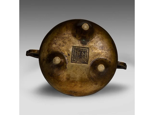 A chinese bronze tripod censer, flanked by loop handles, with a jin zhi mark, h 10,5 - l 21,5 cm - weight about 1863g - afbeelding 6 van  7
