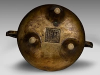 A chinese bronze tripod censer, flanked by loop handles, with a jin zhi mark, h 10,5 - l 21,5 cm - weight about 1863g - afbeelding 6 van  7