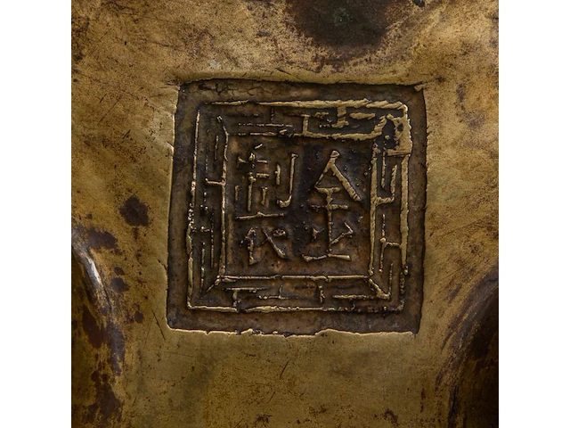 A chinese bronze tripod censer, flanked by loop handles, with a jin zhi mark, h 10,5 - l 21,5 cm - weight about 1863g - afbeelding 7 van  7