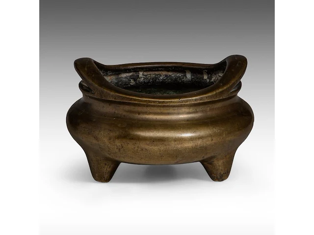 A chinese bronze tripod censer, paired with upright loop handles, with a xuande mark, h 11,5 - l 17 cm - weight about 2499g - afbeelding 1 van  11