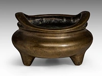 A chinese bronze tripod censer, paired with upright loop handles, with a xuande mark, h 11,5 - l 17 cm - weight about 2499g