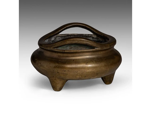 A chinese bronze tripod censer, paired with upright loop handles, with a xuande mark, h 11,5 - l 17 cm - weight about 2499g - afbeelding 4 van  11