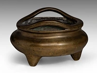 A chinese bronze tripod censer, paired with upright loop handles, with a xuande mark, h 11,5 - l 17 cm - weight about 2499g - afbeelding 4 van  11