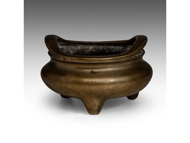 A chinese bronze tripod censer, paired with upright loop handles, with a xuande mark, h 11,5 - l 17 cm - weight about 2499g - afbeelding 5 van  11