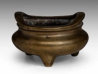 A chinese bronze tripod censer, paired with upright loop handles, with a xuande mark, h 11,5 - l 17 cm - weight about 2499g - afbeelding 5 van  11