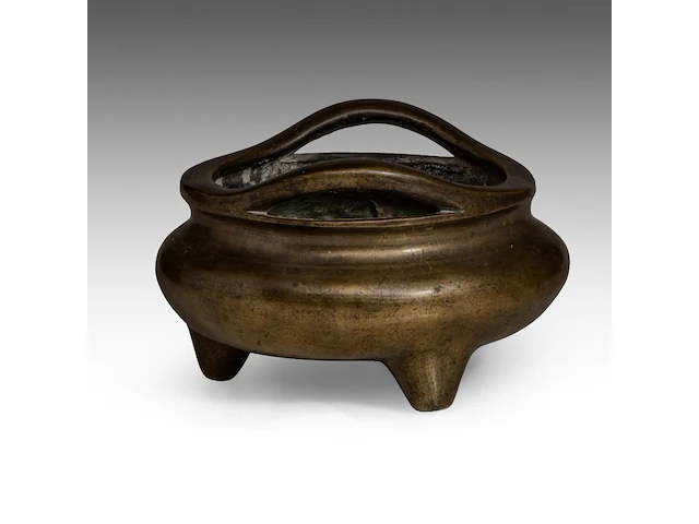 A chinese bronze tripod censer, paired with upright loop handles, with a xuande mark, h 11,5 - l 17 cm - weight about 2499g - afbeelding 6 van  11