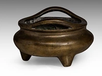 A chinese bronze tripod censer, paired with upright loop handles, with a xuande mark, h 11,5 - l 17 cm - weight about 2499g - afbeelding 6 van  11