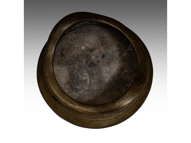 A chinese bronze tripod censer, paired with upright loop handles, with a xuande mark, h 11,5 - l 17 cm - weight about 2499g - afbeelding 7 van  11