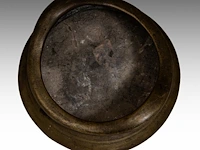 A chinese bronze tripod censer, paired with upright loop handles, with a xuande mark, h 11,5 - l 17 cm - weight about 2499g - afbeelding 7 van  11