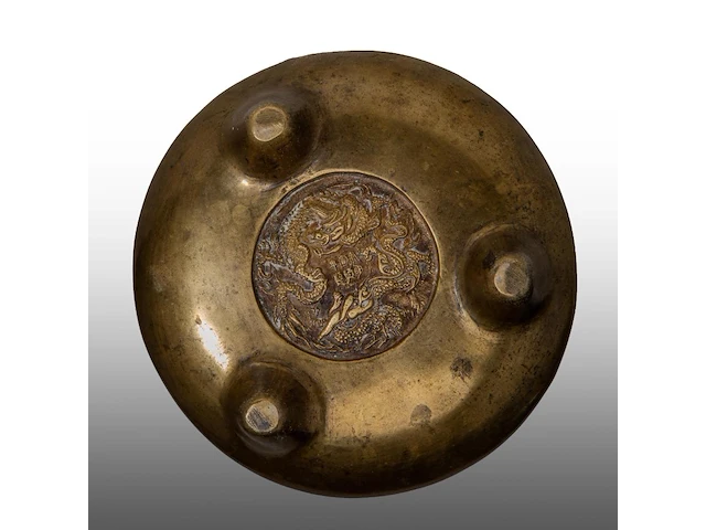 A chinese bronze tripod censer, paired with upright loop handles, with a xuande mark, h 11,5 - l 17 cm - weight about 2499g - afbeelding 8 van  11