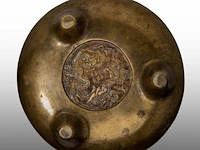 A chinese bronze tripod censer, paired with upright loop handles, with a xuande mark, h 11,5 - l 17 cm - weight about 2499g - afbeelding 8 van  11